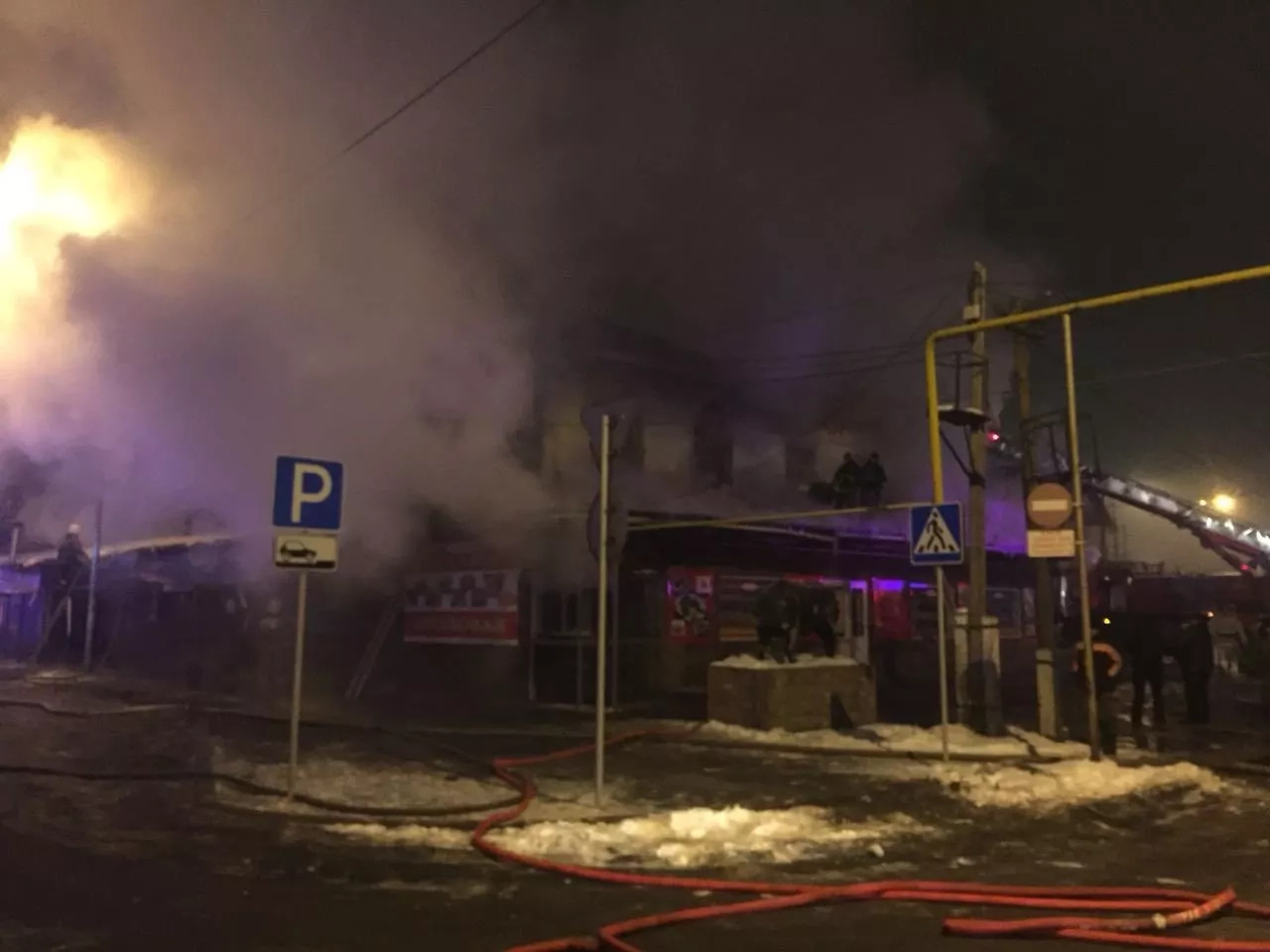 Алматыда түн ішінде супермаркет өртеніп кетті (фото)