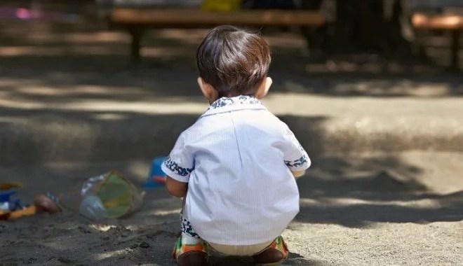 Алматыда әкесі таспен ұрып, жолға тастап кеткен бала ауруханадан шықты