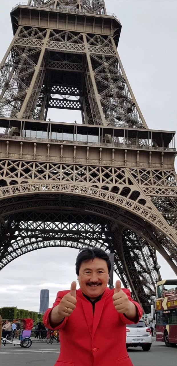 Қазақ сазгерінің әнін естіген әлемге танымал олигарх көз жасын тоқтата алмаған (видео)