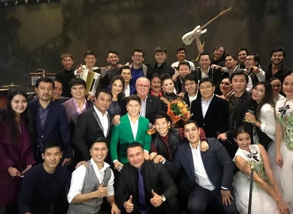 Сахнада жүргенін 30 жыл болған Мейрамбек ән кешін дүркіретіп өткізді (фото, видео)