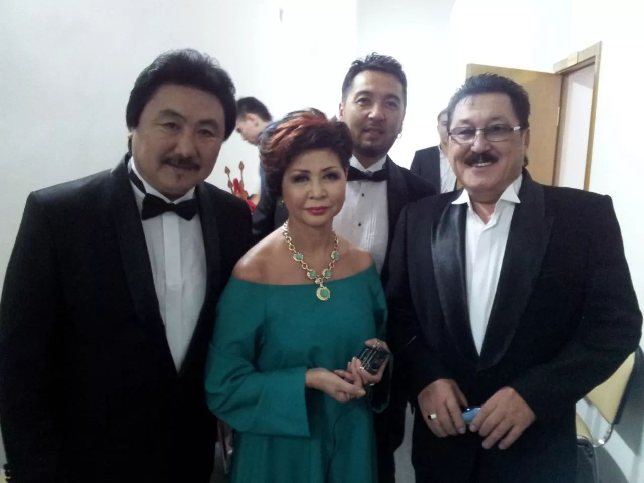 Қазақ сазгерінің әнін естіген әлемге танымал олигарх көз жасын тоқтата алмаған (видео)