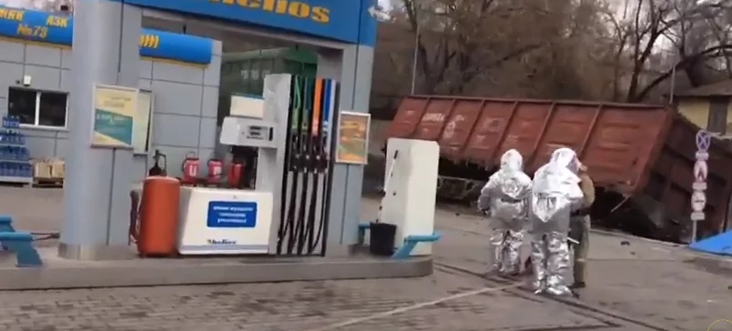 Алматыда жанармай құю бекетінің цистерналарына вагон аударылып түсті (видео)