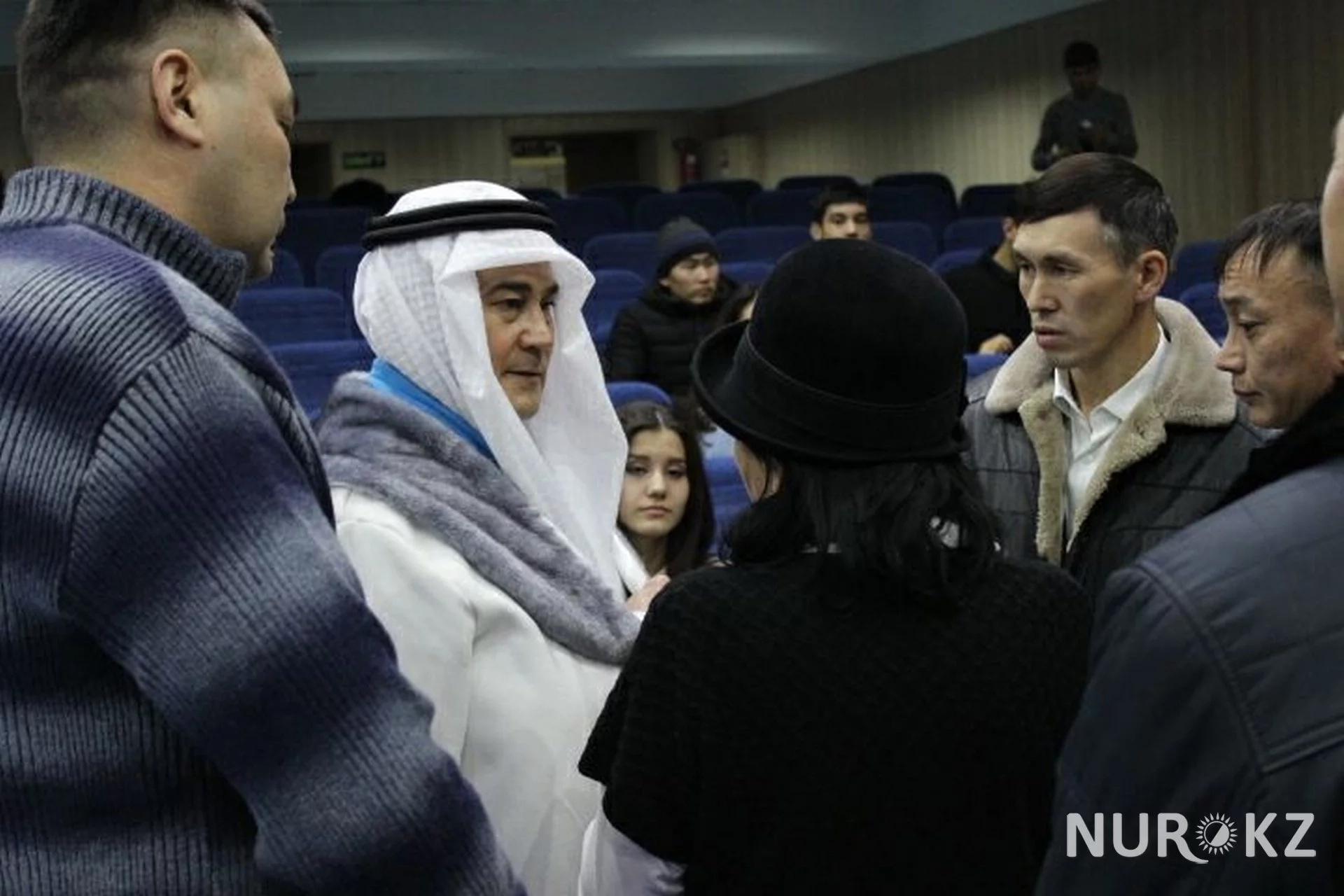 Сары әулие халықпен жүздескен сәті.Фото: NUR.KZ.