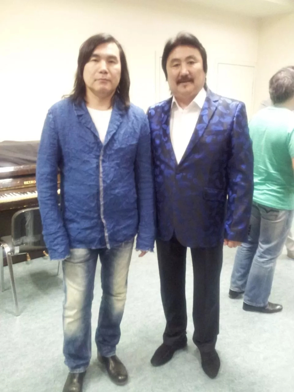 Қазақ сазгерінің әнін естіген әлемге танымал олигарх көз жасын тоқтата алмаған (видео)