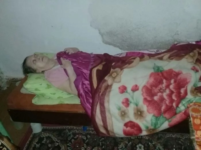 БҚО-да екі көзі де көрмейтін кейуана адам төзгісіз жағдайда күнелтіп жүр (фото)