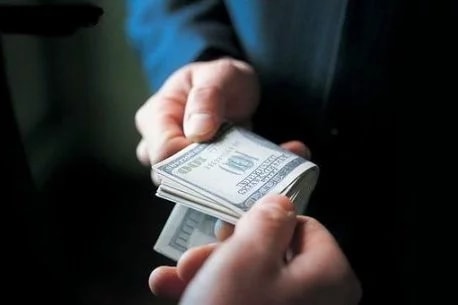 СҚО-да пара алып, ұсталып қалған шенеунік түрмеден 30 млн теңге айыппұлмен құтылды