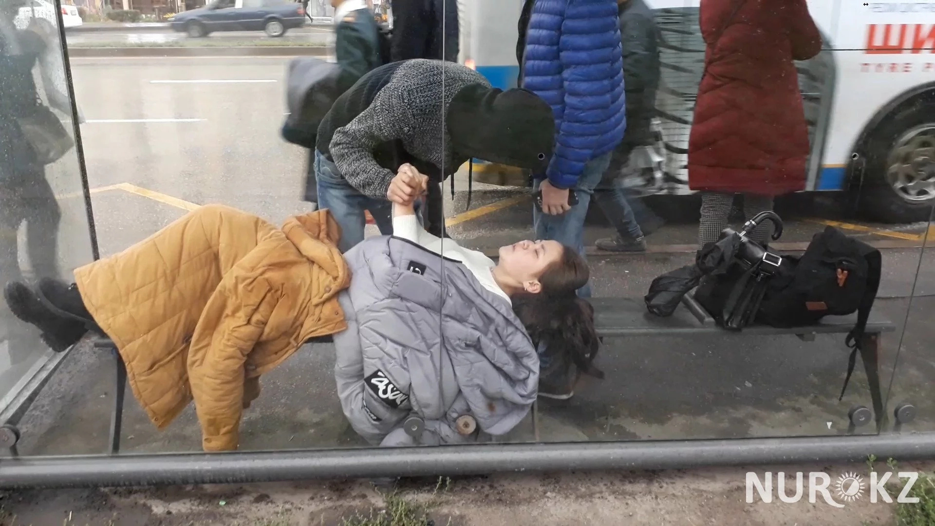 Алматы автобустарының біріндегі жанжалдан кейін бойжеткеннің жағдайы нашарлап кетті (фото, видео)