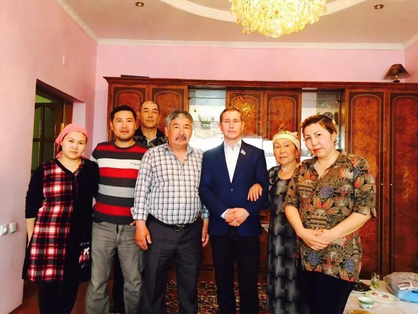 Қазақ тілінде еркін сөйлейтін депутат қазақ қызымен шаңырақ көтерді (фото)