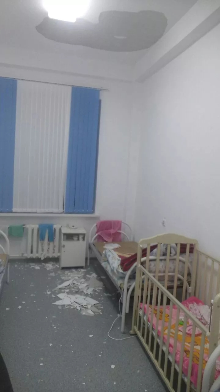 Қызылордада су жаңа аурухананың төбесі емделушінің басына құлап түскен  (фото, видео)