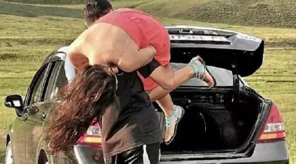 Сезімін білдіруге бата алмаған ақтөбелік мұғалім жас мебдикені алып қашты