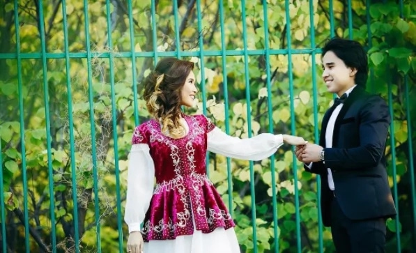 Жұлдызды отбасыға келін боп түскен бойжеткен ерекше даусымен елді тәнті етті