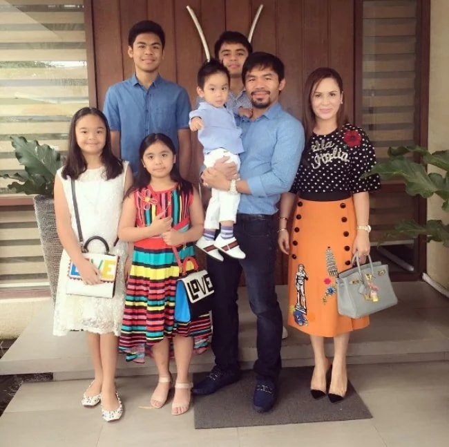 Кедейлікке тап болған ауылын адам танымастай өзгерткен әйгілі боксшы кім?