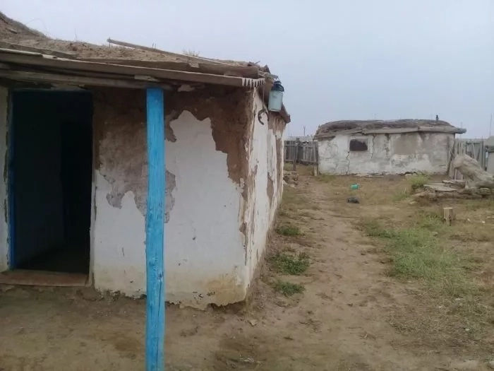 БҚО-да екі көзі де көрмейтін кейуана адам төзгісіз жағдайда күнелтіп жүр (фото)