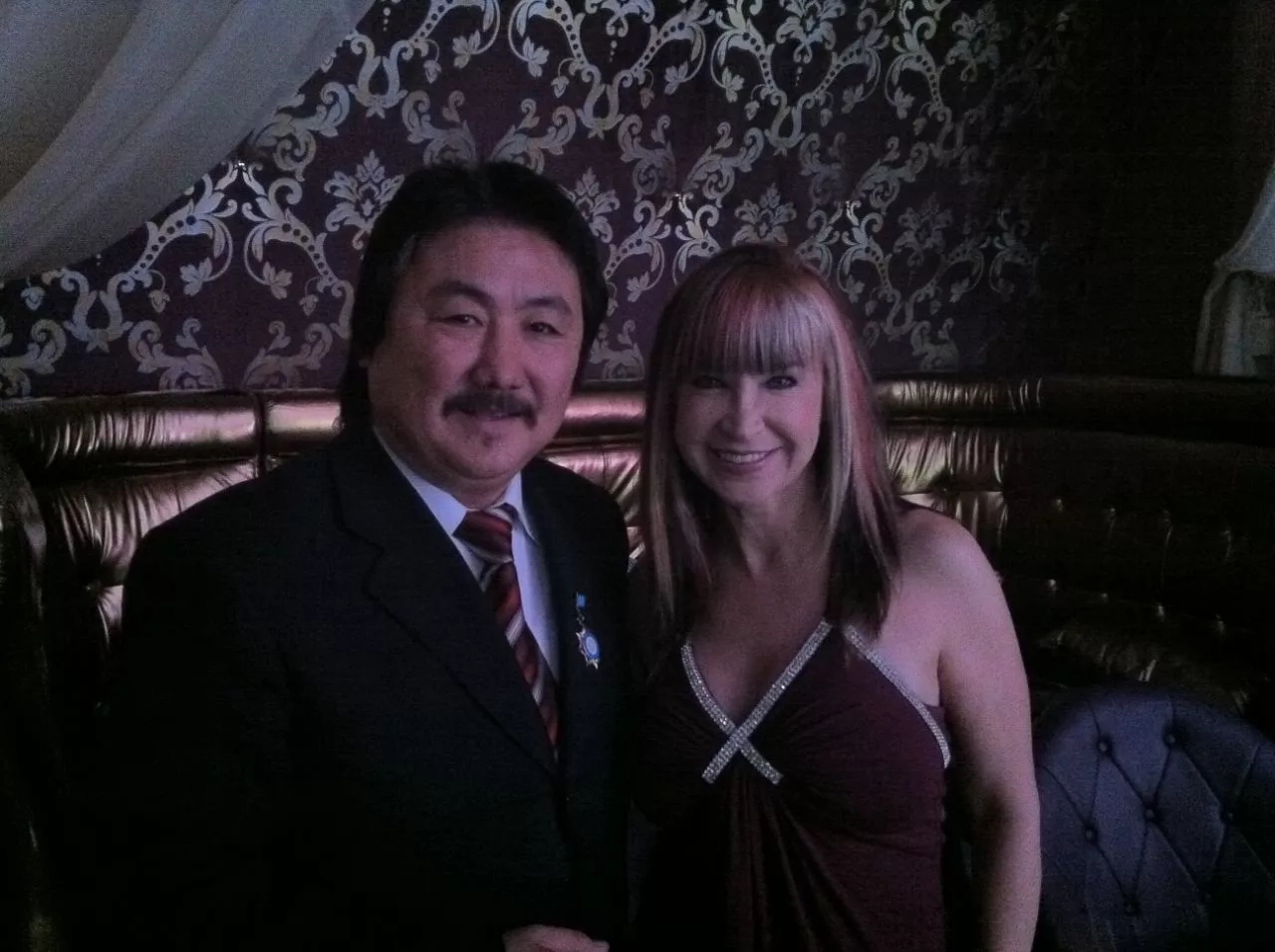 Қазақ сазгерінің әнін естіген әлемге танымал олигарх көз жасын тоқтата алмаған (видео)