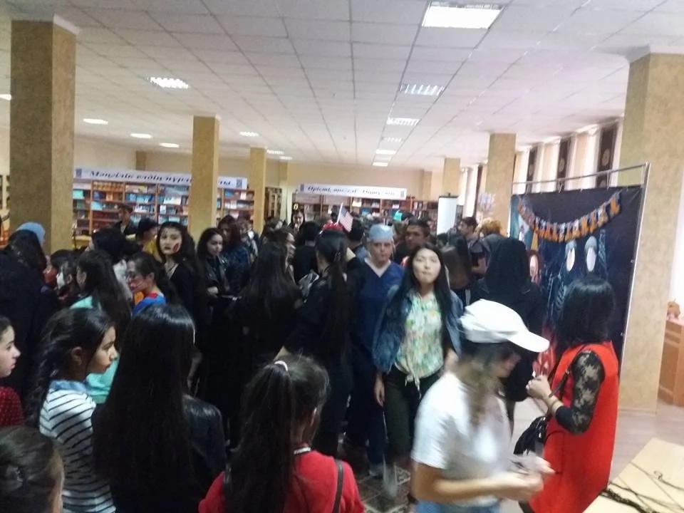 Кітапханада дүркіретіп Хэллоуин тойлаған шымкенттік жастар жұрттың ашуын келтірді (фото)