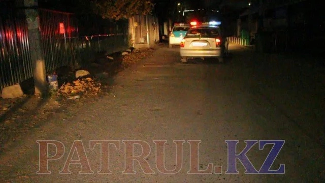 Алматыда достарымен бәстескен тараздық жігіт көшедегі қызға тап беріп, тонап кетті