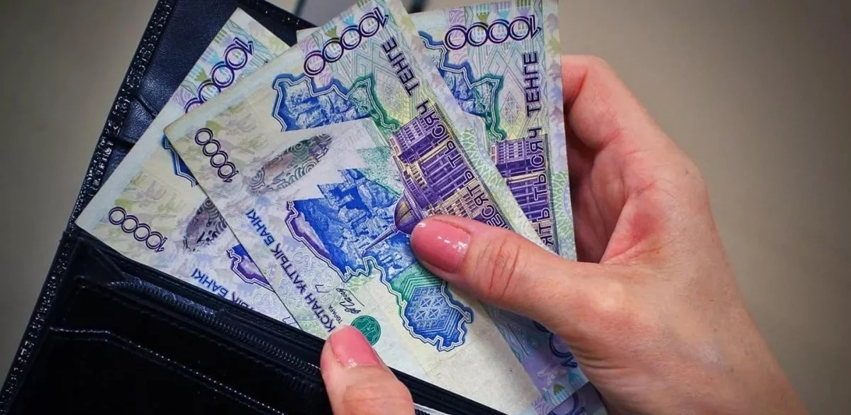 Алматыда дәмхана қызметкері тауып алған 5 млн теңгені иесіне қайтарып берді