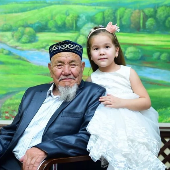 Заттыбек Көпбосынұлының әкесі мен қызы. Фото: Instagram