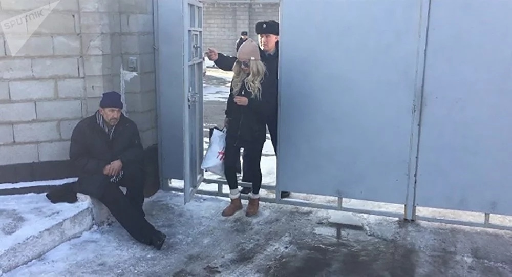 Үш күн қамауда болған Айжан Байзақова бостандыққа шықты. Фото sputniknews.kz