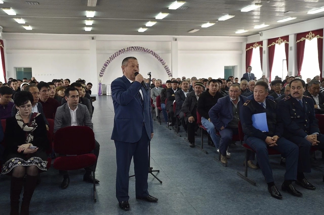 Шымкент әкімі шу шығарған тұрғындарды өзі іздеп барды (фото)