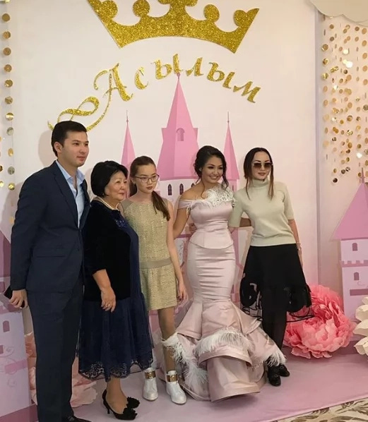 Аша Матай мен Арман Қоңыр тұңғыштарының тұсаукесерін дүркіретіп өткізді (фото, видео)