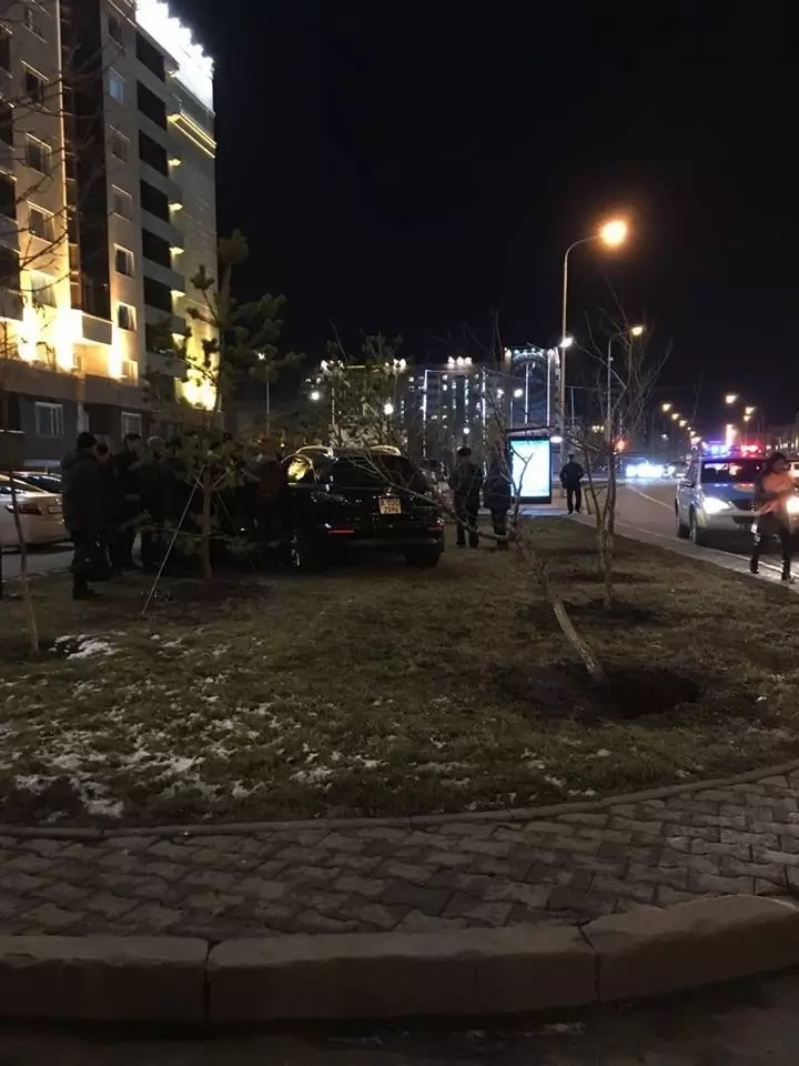 Астанада элиталық Infiniti көлігінің жүргізушісі жаяу жүргіншілерді қағып кетті (фото)