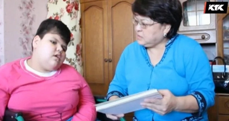 Қызылордалық алып қыз ауыр дертін емдеуге қаражат таппай отыр (фото)