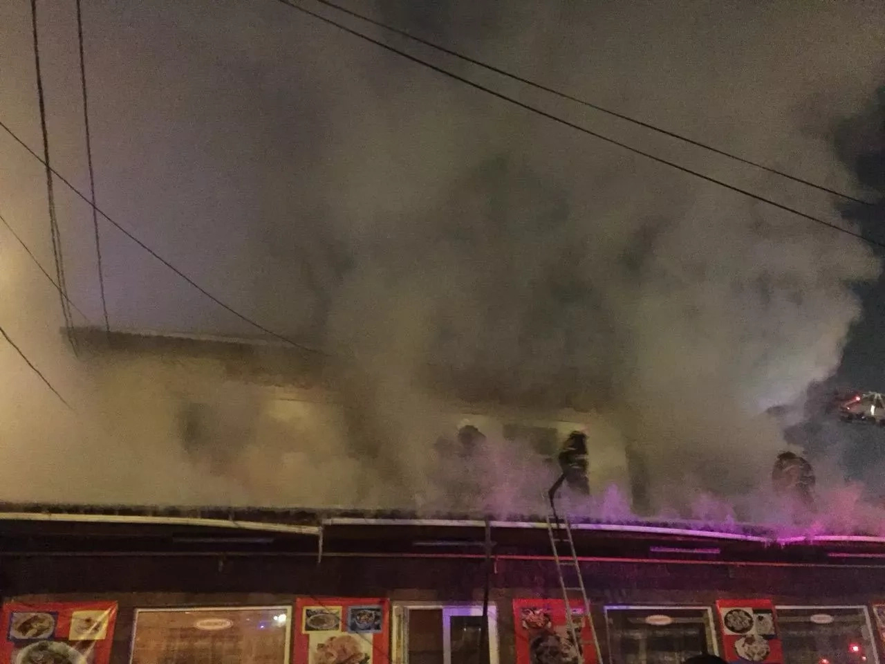 Алматыда түн ішінде супермаркет өртеніп кетті (фото)