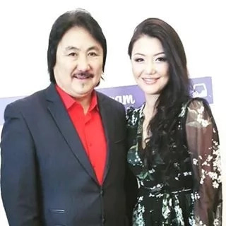 Бұрынғы жұбайына әлі күнге дейін сыйлық беріп тұратын атақты сазгер ағынан жарылды