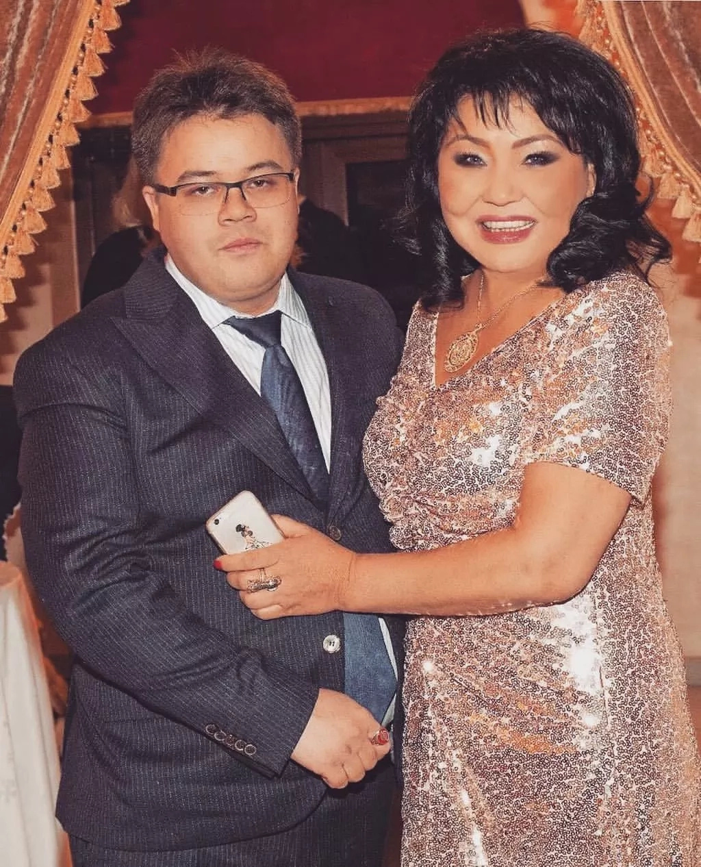 Клара Күзденбаева ұлы Русланмен. Фото: Жеке мұрағаттан