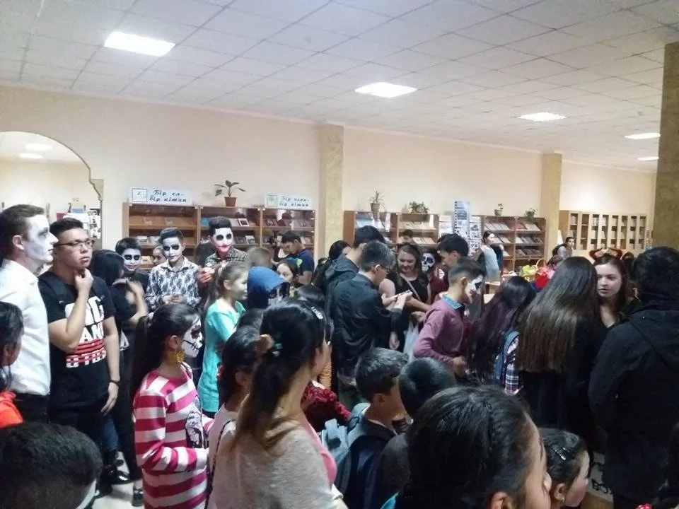 Кітапханада дүркіретіп Хэллоуин тойлаған шымкенттік жастар жұрттың ашуын келтірді (фото)