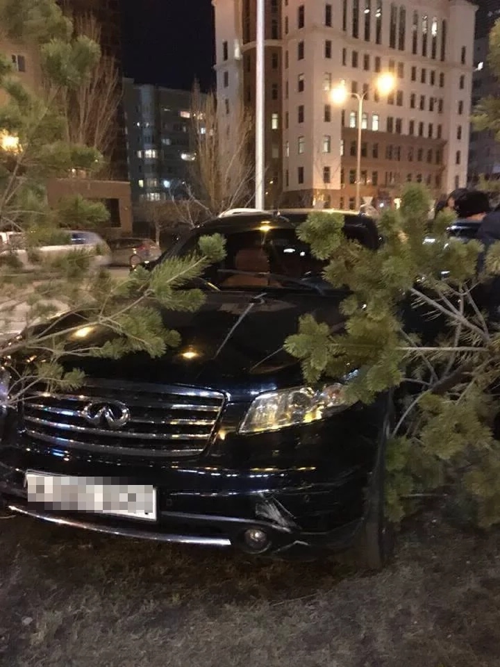 Астанада элиталық Infiniti көлігінің жүргізушісі жаяу жүргіншілерді қағып кетті (фото)