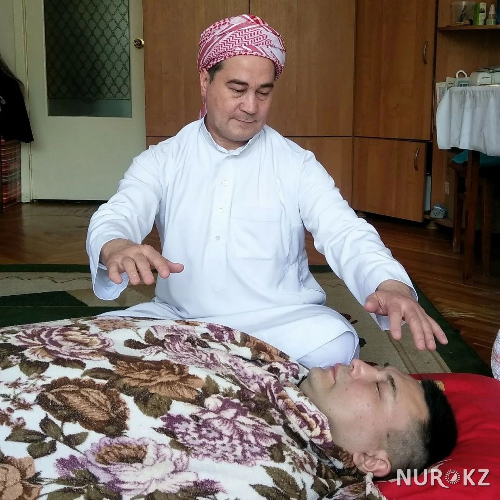 Сары әулиенің ем жүргізу сәті. Фото: NUR.KZ.